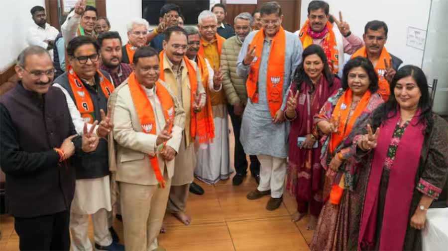 दिल्ली में प्रचंड जीत के बाद आला नेताओं ने नवनिर्वाचित विधायकों के साथ की बैठक दिल्ली में प्रचंड जीत के बाद आला नेताओं ने नवनिर्वाचित विधायकों के साथ की बैठक