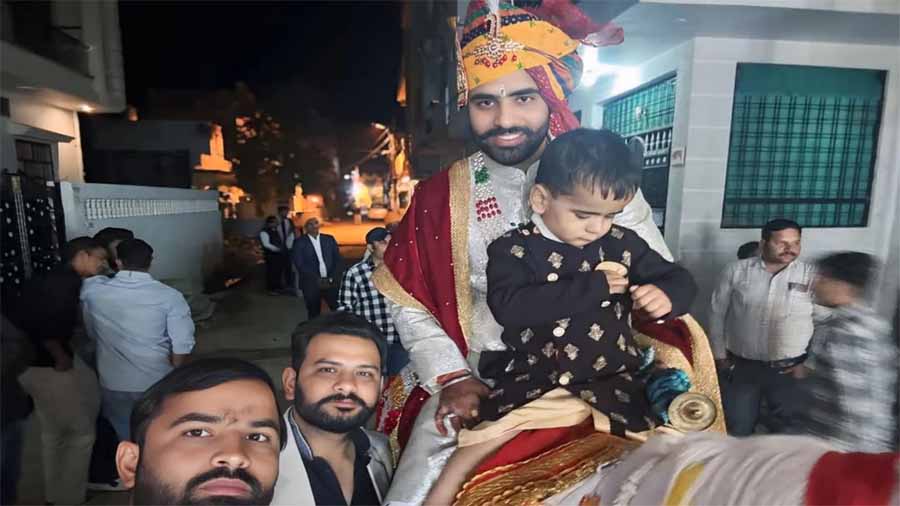दूल्हे को घोड़ी पर आया हार्ट अटैक, दुल्हन स्टेज पर करती रह गई इंतजार दूल्हे को घोड़ी पर आया हार्ट अटैक, दुल्हन स्टेज पर करती रह गई इंतजार