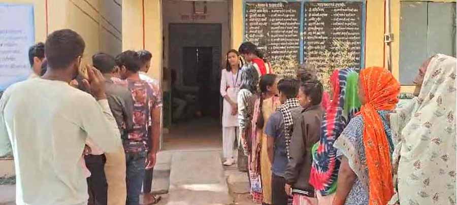 त्रिस्तरीय पंचायत चुनाव : विकास की उम्मीद में मतदान करने 5 किमी दूर पहाड़ों से उतरकर पोलिंग बूथ पहुंचे ग्रामीण त्रिस्तरीय पंचायत चुनाव : विकास की उम्मीद में मतदान करने 5 किमी दूर पहाड़ों से उतरकर पोलिंग बूथ पहुंचे ग्रामीण