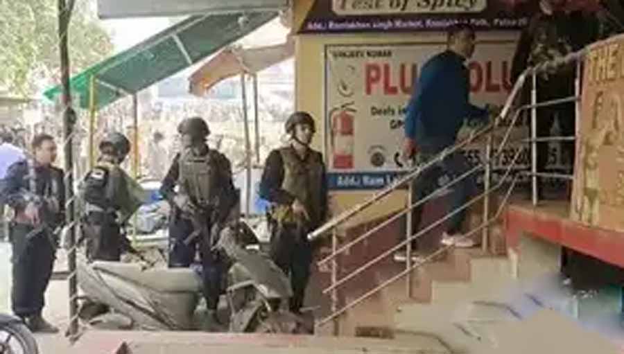 पटना पुलिस और अपराधियों में एनकाउंटर जारी, एके 47 और ब्लैक कमांडो ने घेरा , सरेंडर करने की अपील पटना पुलिस और अपराधियों में एनकाउंटर जारी, एके 47 और ब्लैक कमांडो ने घेरा , सरेंडर करने की अपील