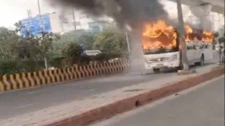 रांची से श्रद्धालुओं को महाकुंभ ले जा रही बस में आग, मची अफरा-तफरी रांची से श्रद्धालुओं को महाकुंभ ले जा रही बस में आग, मची अफरा-तफरी