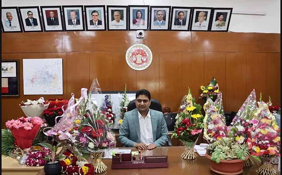 इंदौर के एमजीएम काॅलेज की विवादित कुर्सी पर डाॅ.घनघोरिया ने संभाला डीन का पद इंदौर के एमजीएम काॅलेज की विवादित कुर्सी पर डाॅ.घनघोरिया ने संभाला डीन का पद
