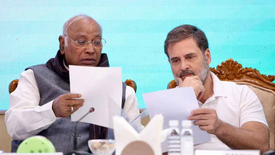 कांग्रेस पार्टी कार्यकर्ताओं में नया जोश भरने DCCs को फिर से करेगी सक्रिय कांग्रेस पार्टी कार्यकर्ताओं में नया जोश भरने DCCs को फिर से करेगी सक्रिय