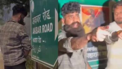दक्ष चौधरी अपनी हरकतों से नहीं आ रहा बाज,  छावा देखने के बाद अकबर रोड के साइन बोर्ड पर की पेशाब