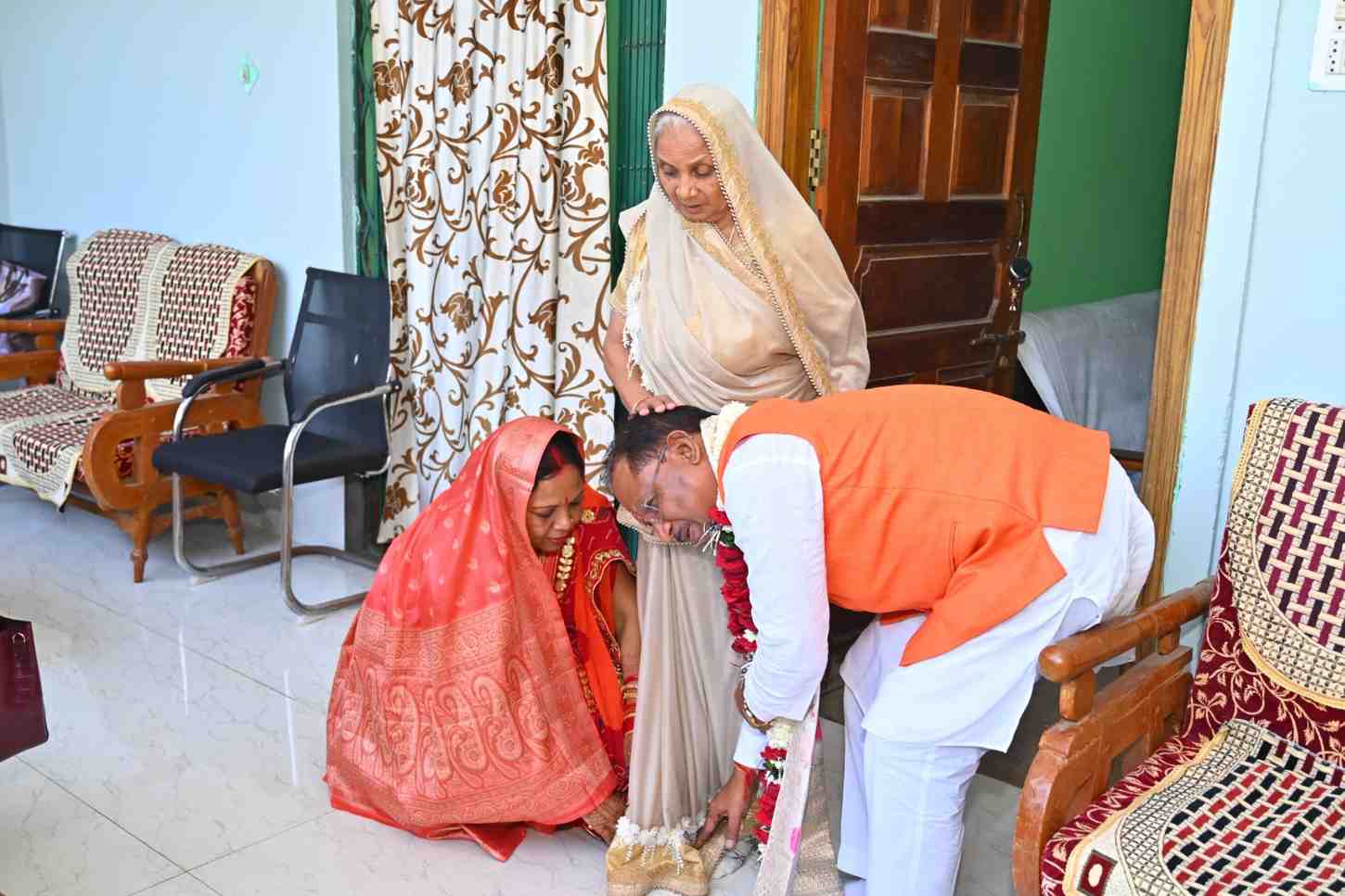 मुख्यमंत्री विष्णुदेव साय ने 61वें जन्मदिवस पर अपनी माता से लिया आशीर्वाद