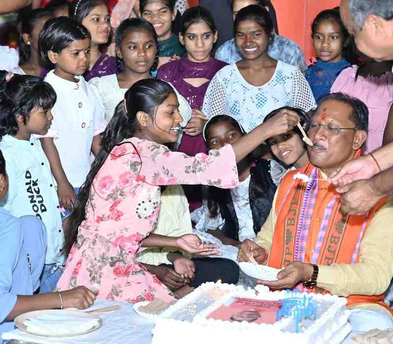 नन्ही मुस्कानों के संग मुख्यमंत्री साय ने मनाया अपना जन्मदिन साथ ही बालिका गृह के लिए 10 लाख रुपए की स्वीकृति की घोषणा की