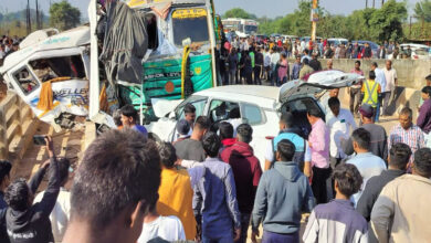प्रयागराज महाकुंभ से लौट रही ट्रैवलर को ट्रक ने मारी टक्कर, सात लोगों की मौत, पुल की रेलिंग से पिचक गई गाड़ी