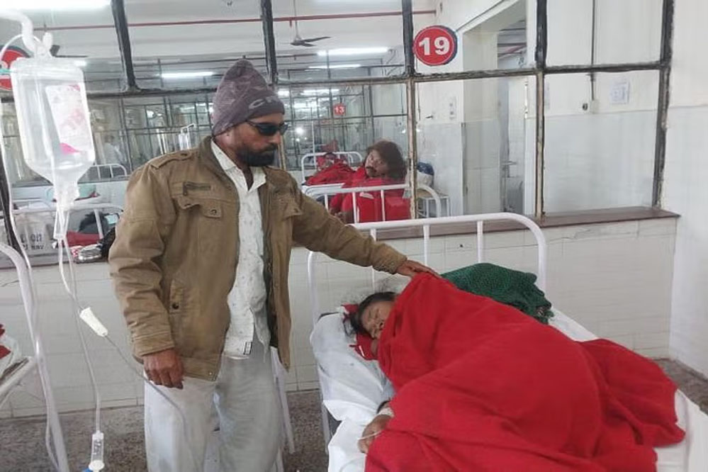 ऑपरेशन के बाद अस्पताल में भर्ती मरीज ने आंखें खोलीं तो बगल वाले बेड पर 22 दिनों से लापता पत्नी भर्ती मिली ऑपरेशन के बाद अस्पताल में भर्ती मरीज ने आंखें खोलीं तो बगल वाले बेड पर 22 दिनों से लापता पत्नी भर्ती मिली