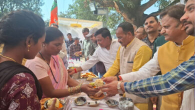 उप मुख्यमंत्री शुक्ल ने महाकुंभ तीर्थ यात्रियों को भोजन और पानी का किया वितरण