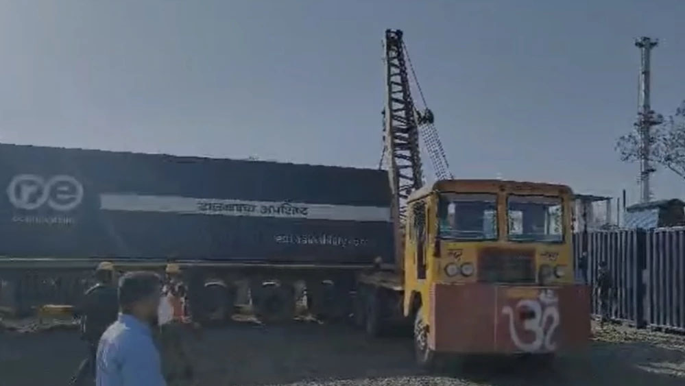 पीथमपुर जलाने लाए गए यूनियन कार्बाइड के जहरीले कचरे से भरे 12 कंटेनरों को ट्रॉलों से नीचे उतारा पीथमपुर जलाने लाए गए यूनियन कार्बाइड के जहरीले कचरे से भरे 12 कंटेनरों को ट्रॉलों से नीचे उतारा