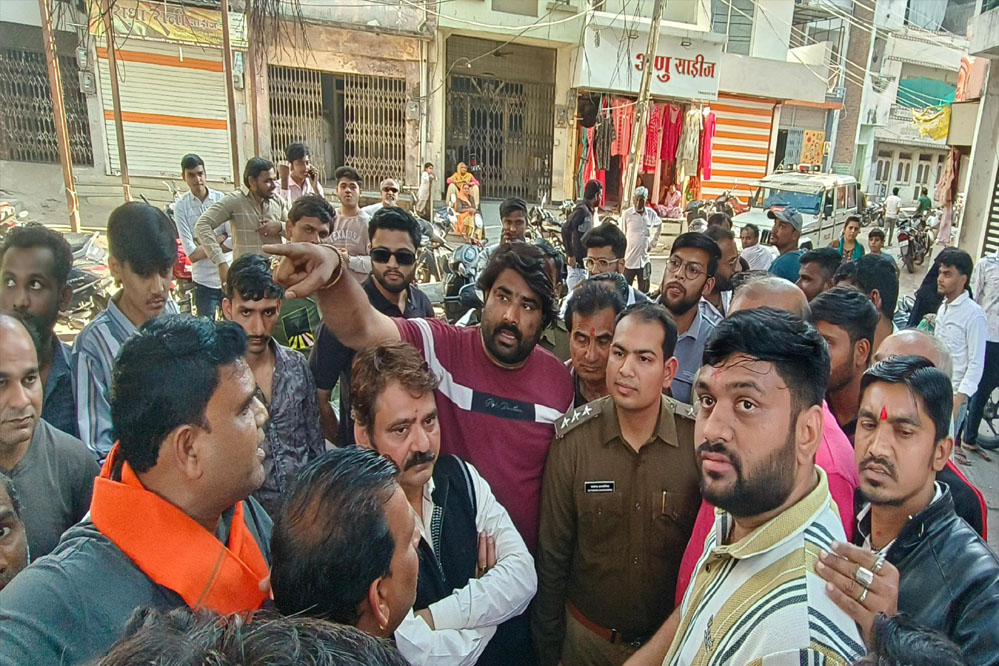 रतलाम में 130 साल पुराने भैरव मंदिर को लेकर विवाद, पड़ोसी पर लगा मंदिर तोड़ने का आरोप