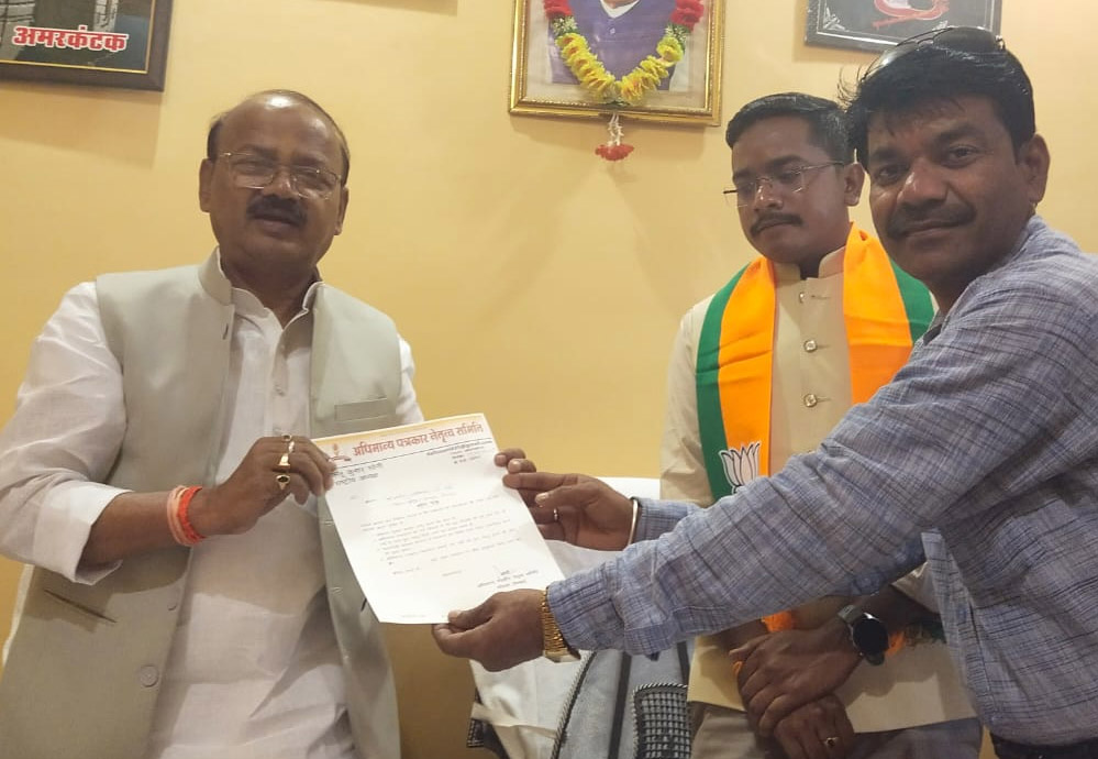यशस्वी मुख्यमंत्री मोहन यादव के नाम दिलीप जायसवाल मंत्री को सोपा मांग पत्र-डल्लू सोनी यशस्वी मुख्यमंत्री मोहन यादव के नाम दिलीप जायसवाल मंत्री को सोपा मांग पत्र-डल्लू सोनी