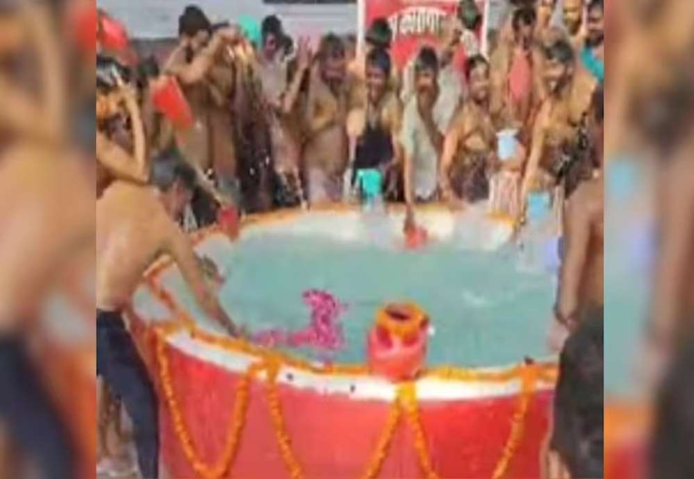 प्रयागराज : संगम काआया पानी, उन्नाव जेल में पवित्र स्नान का हुआ जुगाड़, कैदियों ने लगाई डुबकी प्रयागराज : संगम काआया पानी, उन्नाव जेल में पवित्र स्नान का हुआ जुगाड़, कैदियों ने लगाई डुबकी
