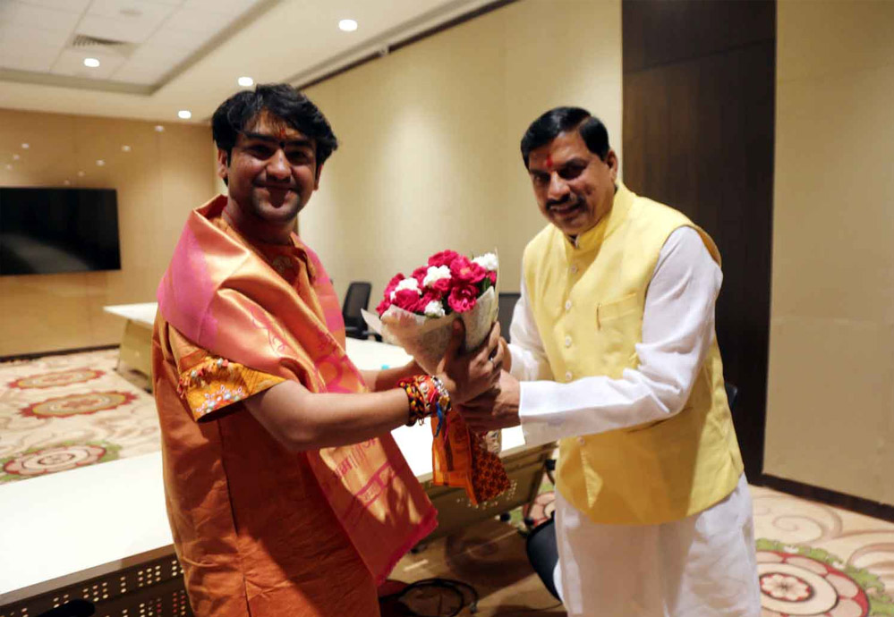 मुख्यमंत्री डॉ. यादव ने बागेश्वर धाम पीठाधीश्वर के साथ धाम में होने वाले कार्यक्रम की तैयारियों की समीक्षा की मुख्यमंत्री डॉ. यादव ने बागेश्वर धाम पीठाधीश्वर के साथ धाम में होने वाले कार्यक्रम की तैयारियों की समीक्षा की