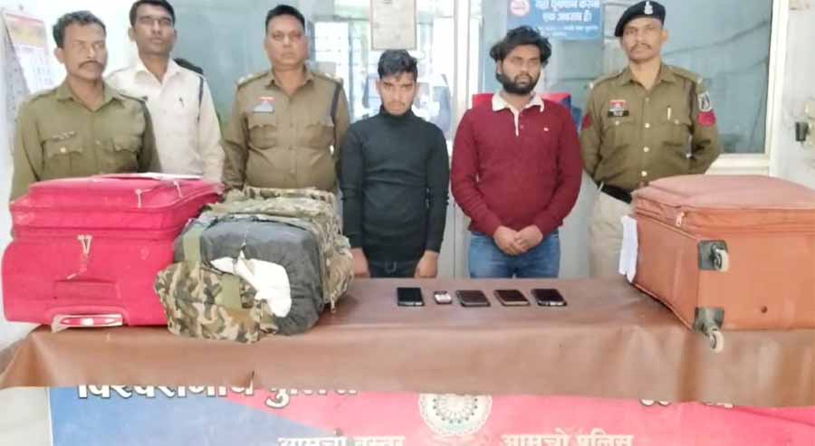 पुलिस ने घेराबंदी कर लाखों का गांजा किया जब्त, दो तस्कर गिरफ्तार