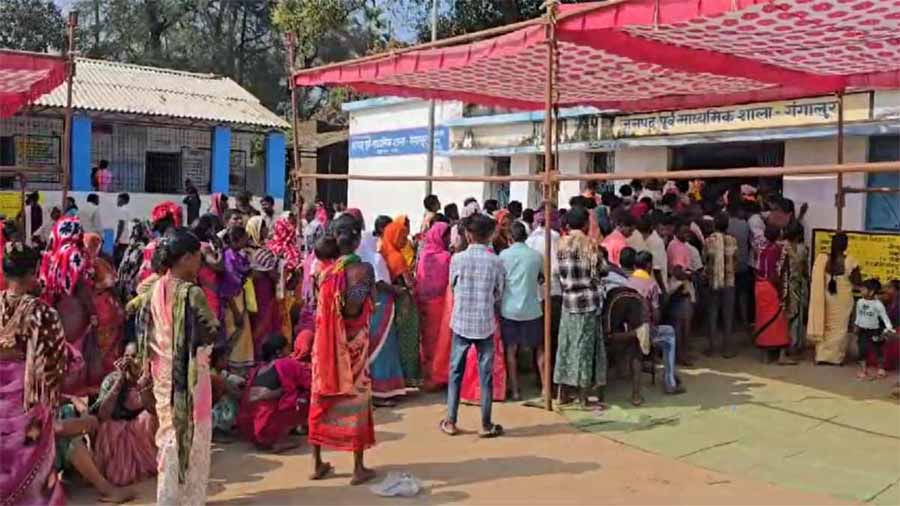 बीजापुर जनपद में प्रथम चरण का मतदान जारी, सुबह से ही लगी वोटरों की लंबी कतारें बीजापुर जनपद में प्रथम चरण का मतदान जारी, सुबह से ही लगी वोटरों की लंबी कतारें