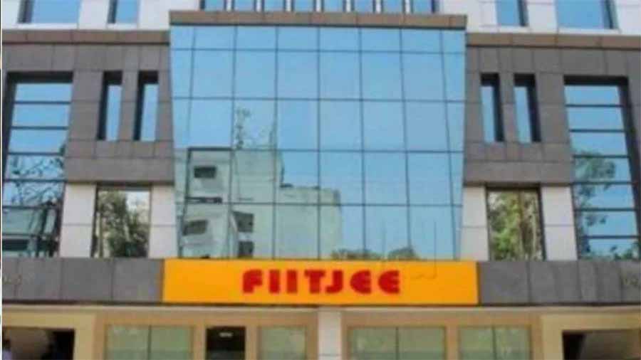 नोएडा पुलिस ने FITJEE के मालिक दिनेश गोयल सहित 8 लोगों पर दर्ज किया मुकदमा
