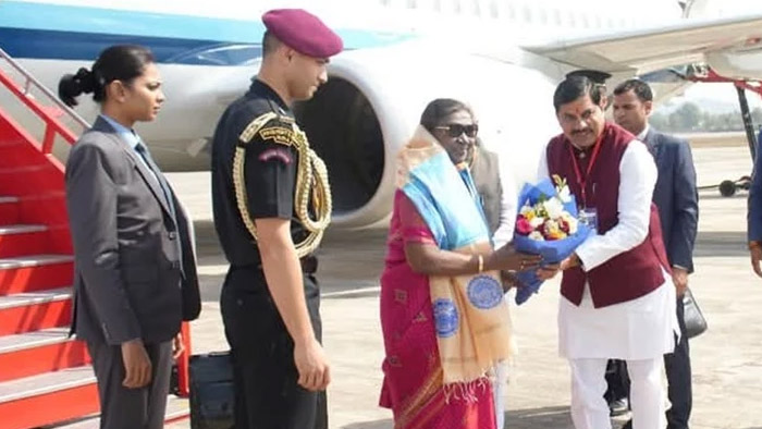 खजुराहो एयरपोर्ट पर सीएम मोहन यादव ने किया राष्ट्रपति का स्वागत खजुराहो एयरपोर्ट पर सीएम मोहन यादव ने किया राष्ट्रपति का स्वागत