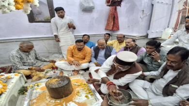 मनकामेश्वर महादेव नेवरी मंदिर प्रांगण में मंत्री विश्वास कैलाश सारंग महाआरती में उपस्थित हुए