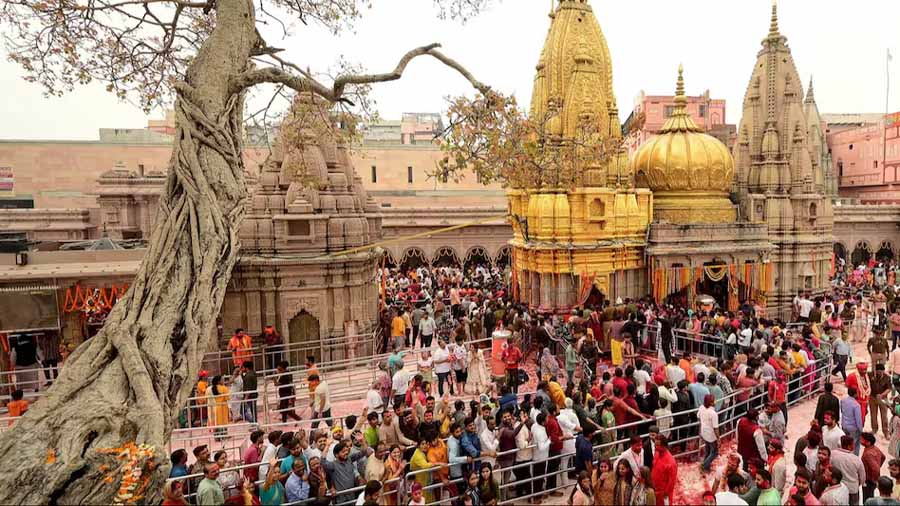 काशी विश्वनाथ मंदिर में सुबह से भक्तों का लगा रहा रेला, भारी संख्या में पहुंच रहे श्रद्धालु