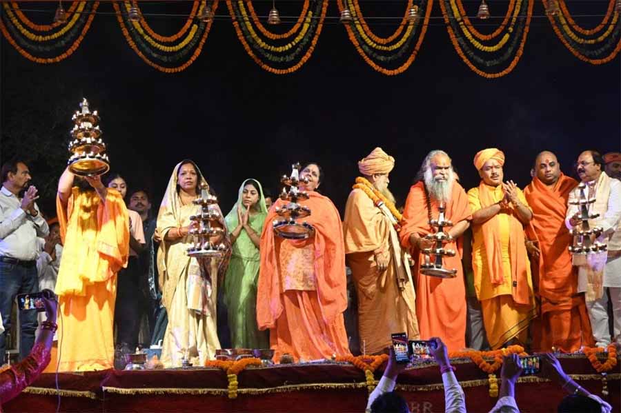 कौशल्या देवी साय ने राजिम कुंभ कल्प मेला की महानदी महाआरती कौशल्या देवी साय ने राजिम कुंभ कल्प मेला की महानदी महाआरती