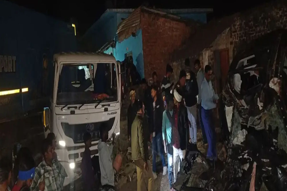 सोनभद्र में बड़ा हादसा ट्रेलर से टकराई तेज रफ्तार क्रेटा कार, 6 की मौत, 3 बुरी तरह घायल सोनभद्र में बड़ा हादसा ट्रेलर से टकराई तेज रफ्तार क्रेटा कार, 6 की मौत, 3 बुरी तरह घायल