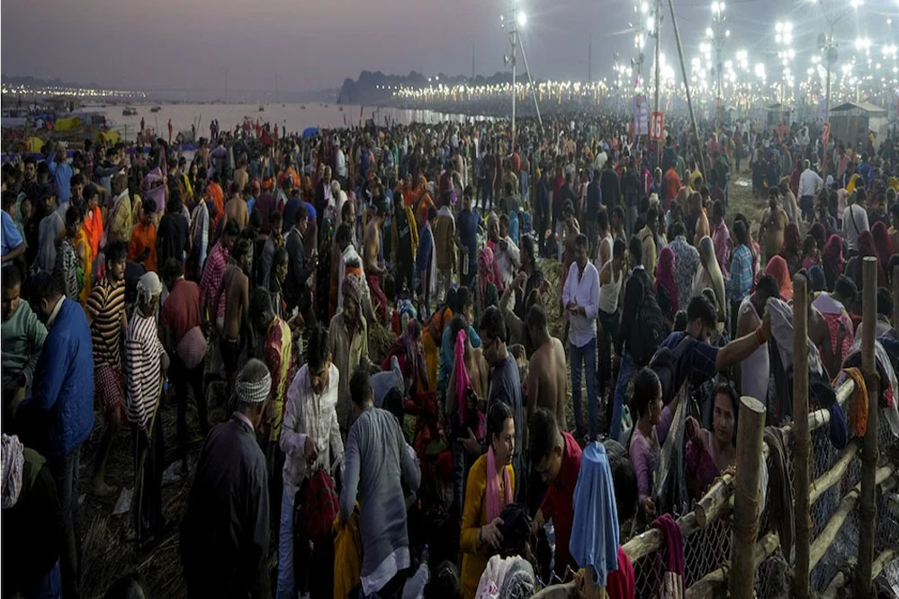 प्रयागराज महाकुंभ में बसंत पंचमी पर उमड़ी श्रद्धालुओं की भीड़, सुबह 8 बजे तक 62 लाख ने लगाई पुण्य की डुबकी