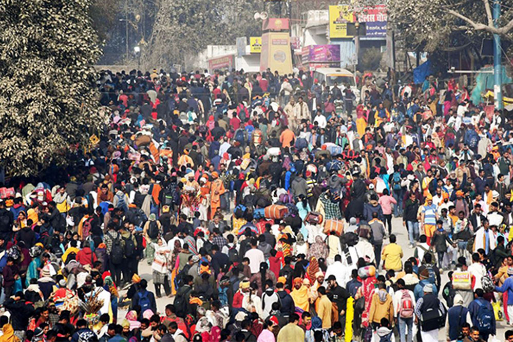 महाकुंभ में श्रद्धालुओं की भारी भीड़ को देखते हुए प्रयागराज में आज सोमवार को सरकारी कार्यालयों में छुट्टी