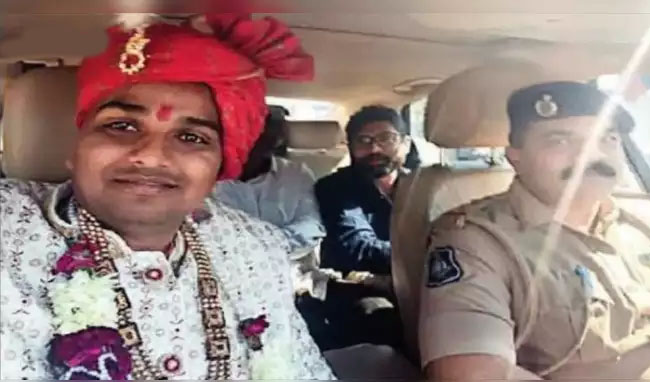 गुजरात के बनासकांठा में देनी पड़ी दलित दूल्हे को सुरक्षा, 145 पुलिसवाले रहे तैनात गुजरात के बनासकांठा में देनी पड़ी दलित दूल्हे को सुरक्षा, 145 पुलिसवाले रहे तैनात