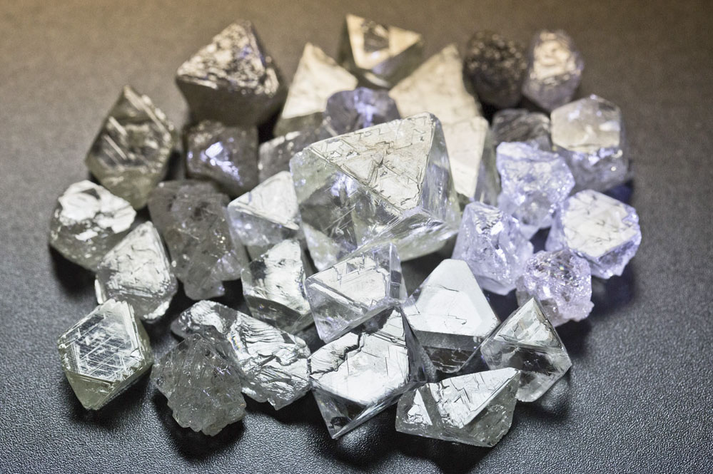 किसान की फिर पन्ना में चमकी किस्मत… खेत में शुरू की थी खदान, अब मिला 4.24 कैरेट का हीरा किसान की फिर पन्ना में चमकी किस्मत… खेत में शुरू की थी खदान, अब मिला 4.24 कैरेट का हीरा