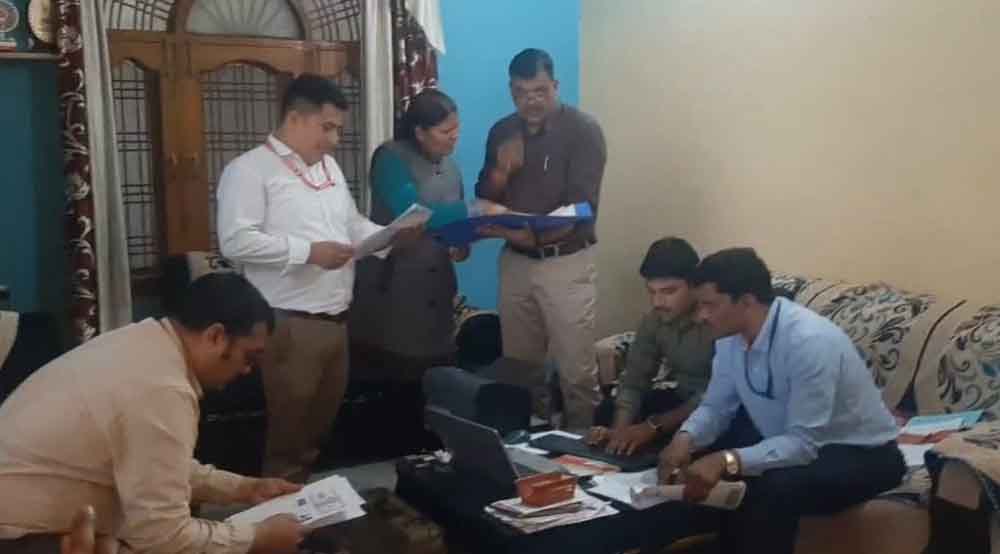 जबलपुर में लोकायुक्त ने सहायक शिक्षक हरिशंकर दुबे के घर पर छापामार कार्रवाई की, आय से ज्यादा संपत्ति मिलने का अनुमान जबलपुर में लोकायुक्त ने सहायक शिक्षक हरिशंकर दुबे के घर पर छापामार कार्रवाई की, आय से ज्यादा संपत्ति मिलने का अनुमान