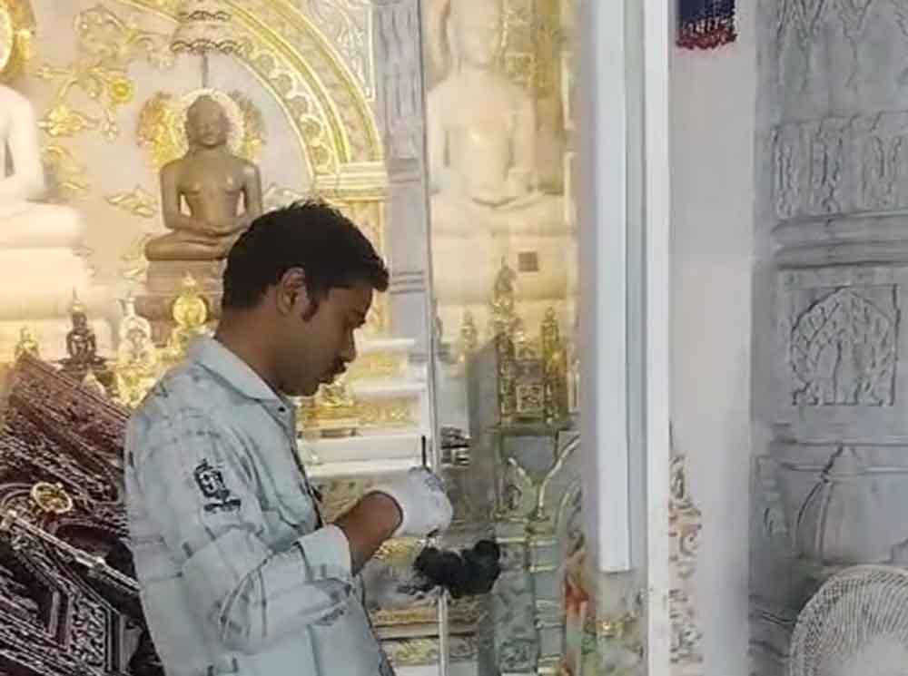 मनावर में जैन मंदिर में हुई चोरी, चोरो ने 20 किलो चांदी का सामान और दानपेटी चुराई, पुलिस ने मामला दर्ज किया मनावर में जैन मंदिर में हुई चोरी, चोरो ने 20 किलो चांदी का सामान और दानपेटी चुराई, पुलिस ने मामला दर्ज किया