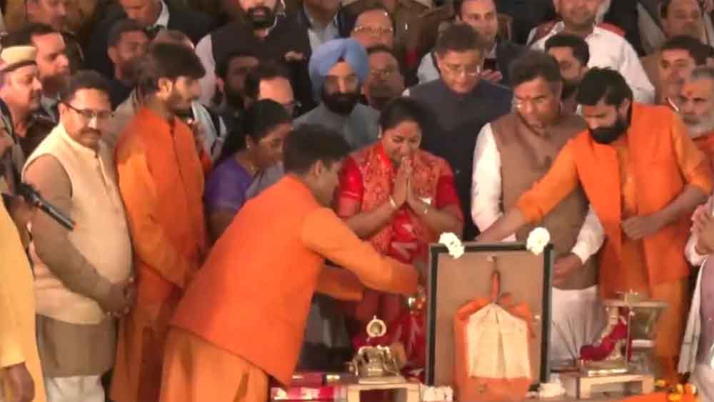 मुख्यमंत्री रेखा गुप्ता ने मंत्रियों के साथ की युमना जी की आरती, नर्मदा घाट पर पहली कैबिनेट मीटिंग मुख्यमंत्री रेखा गुप्ता ने मंत्रियों के साथ की युमना जी की आरती, नर्मदा घाट पर पहली कैबिनेट मीटिंग