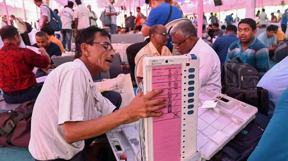 सुप्रीम कोर्ट ने चुनाव आयोग को दिए निर्देश, नहीं मिटाए EVM का डेटा