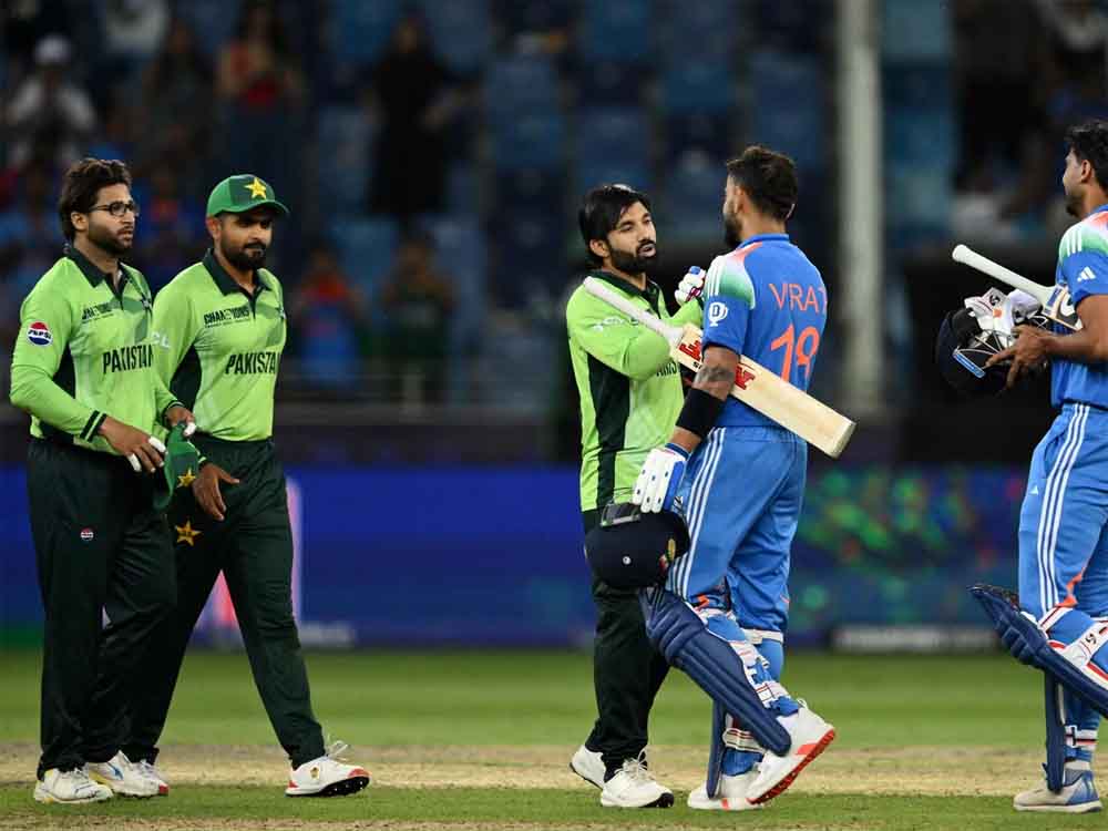 पाकिस्तान को चैंपियंस ट्रॉफी 2025 में लगातार दूसरी हार का सामना करना पड़ा, अब सेमीफाइनल की राह पर कांटे ही कांटे पाकिस्तान को चैंपियंस ट्रॉफी 2025 में लगातार दूसरी हार का सामना करना पड़ा, अब सेमीफाइनल की राह पर कांटे ही कांटे