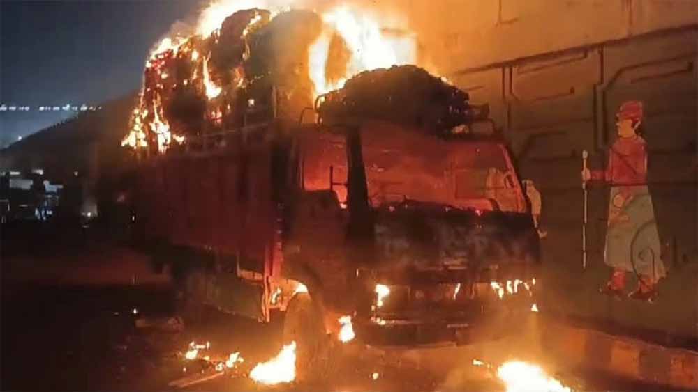 गाजियाबाद में एलपीजी सिलेंडर से भरे ट्रक में लगी आग, दूर तक सुनाई दी धमाकों की आवाज गाजियाबाद में एलपीजी सिलेंडर से भरे ट्रक में लगी आग, दूर तक सुनाई दी धमाकों की आवाज