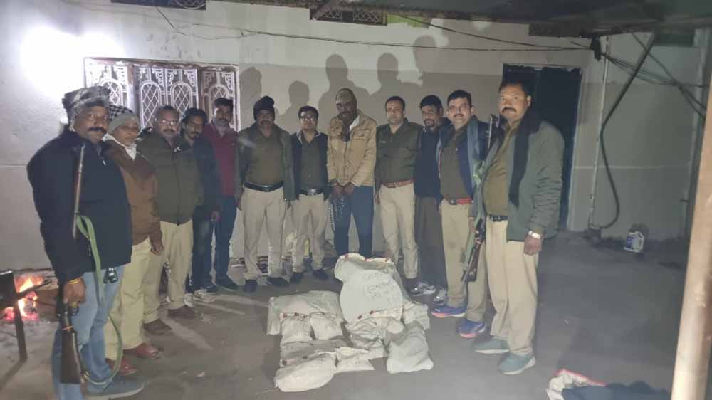 पुलिस की नारकोटिक्स विंग नीमच इकाई नेपूर्व सरपंच के घर ड्रग्स बनाने की फैक्ट्री पकड़ी, तालाब में छिपा देता था मशीनें