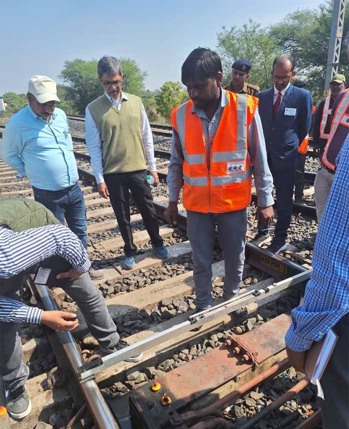 भोपाल मंडल रेल प्रबंधक ने मक्सी-ब्यावरा राजगढ़ रेल खंड का व्यापक निरीक्षण किया