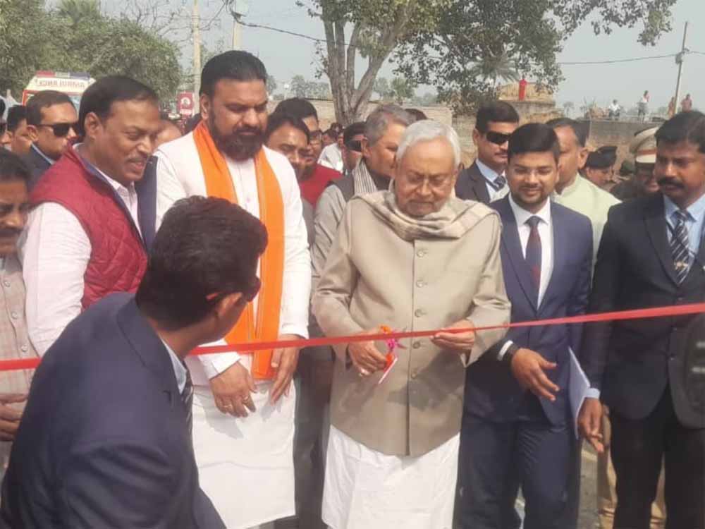 प्रगति यात्रा के दौरान सीएम नीतीश ने स्मार्ट विलेज एवं इससे जुड़ी सभी योजनाओं का फीता काटकर किया उद्घाटन प्रगति यात्रा के दौरान सीएम नीतीश ने स्मार्ट विलेज एवं इससे जुड़ी सभी योजनाओं का फीता काटकर किया उद्घाटन