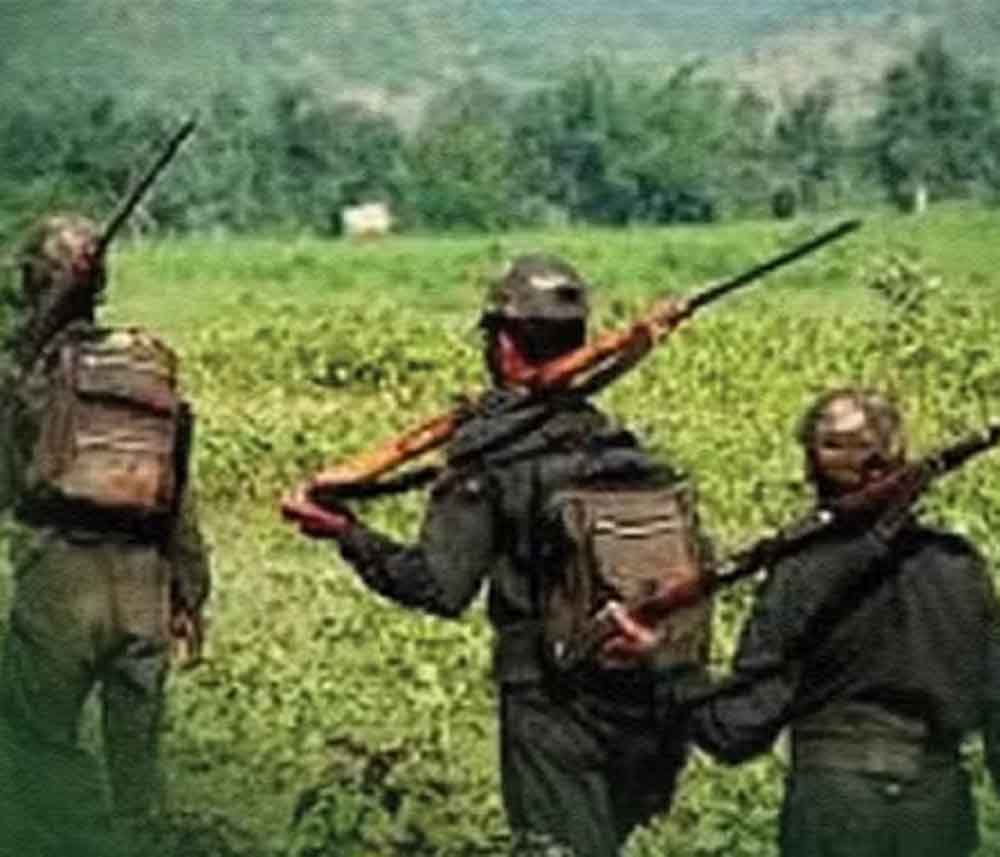 बीजापुर में बड़ा नक्सल एनकाउंटर: 12 से ज्यादा नक्सलियों के मारे जाने की संभावना, महाराष्ट्र सीमा के पास हुई मुठभेड़ बीजापुर में बड़ा नक्सल एनकाउंटर: 12 से ज्यादा नक्सलियों के मारे जाने की संभावना, महाराष्ट्र सीमा के पास हुई मुठभेड़