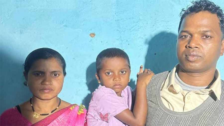 नक्सल उन्मूलन अभियान के तहत नक्सल दंपती ने किया आत्मसमर्पण नक्सल उन्मूलन अभियान के तहत नक्सल दंपती ने किया आत्मसमर्पण