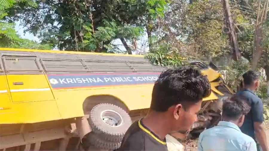 बड़ा हादसा टला: तेज रफ्तार स्कूल की बस विधानसभा रोड पर पलटी बड़ा हादसा टला: तेज रफ्तार स्कूल की बस विधानसभा रोड पर पलटी