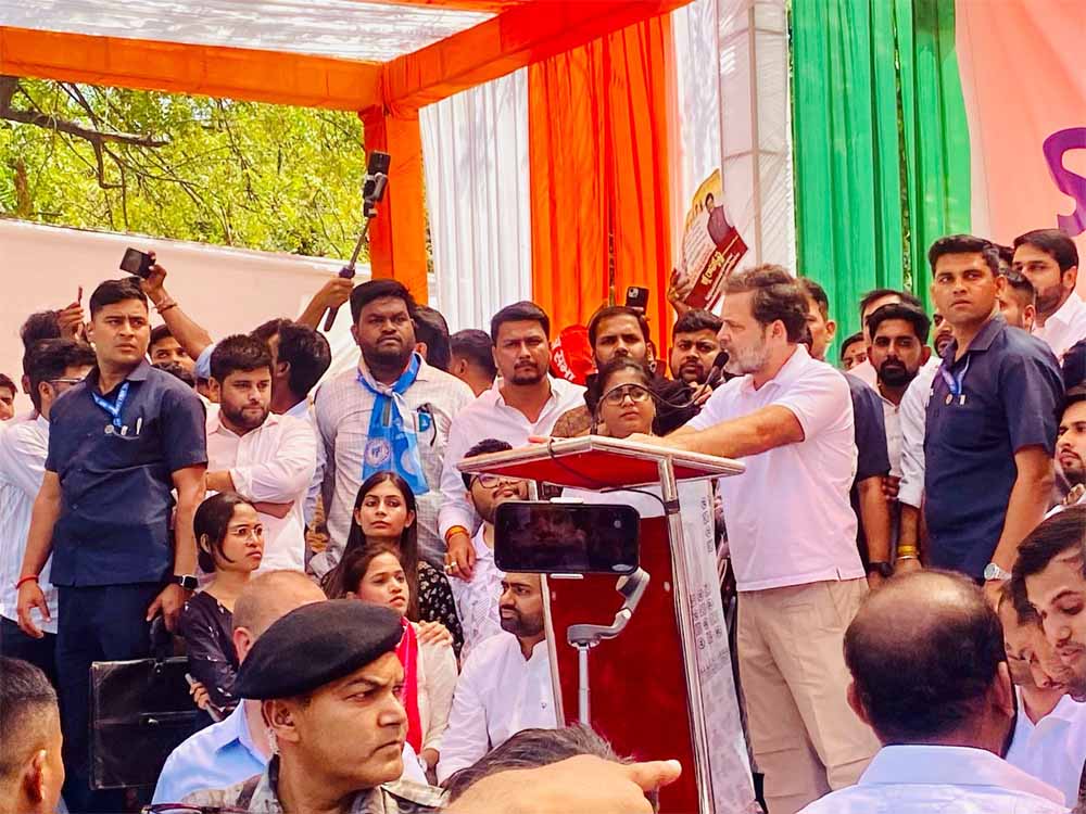 दिल्ली के जंतर मंतर पर संसद भवन का घेराव