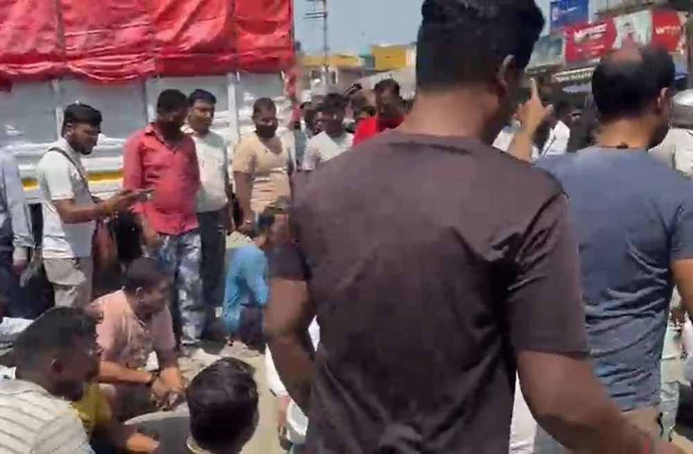 रांची में आजसू के नेता की हत्या के विरोध में आक्रोशित लोगों ने कराई दुकानें बंद रांची में आजसू के नेता की हत्या के विरोध में आक्रोशित लोगों ने कराई दुकानें बंद