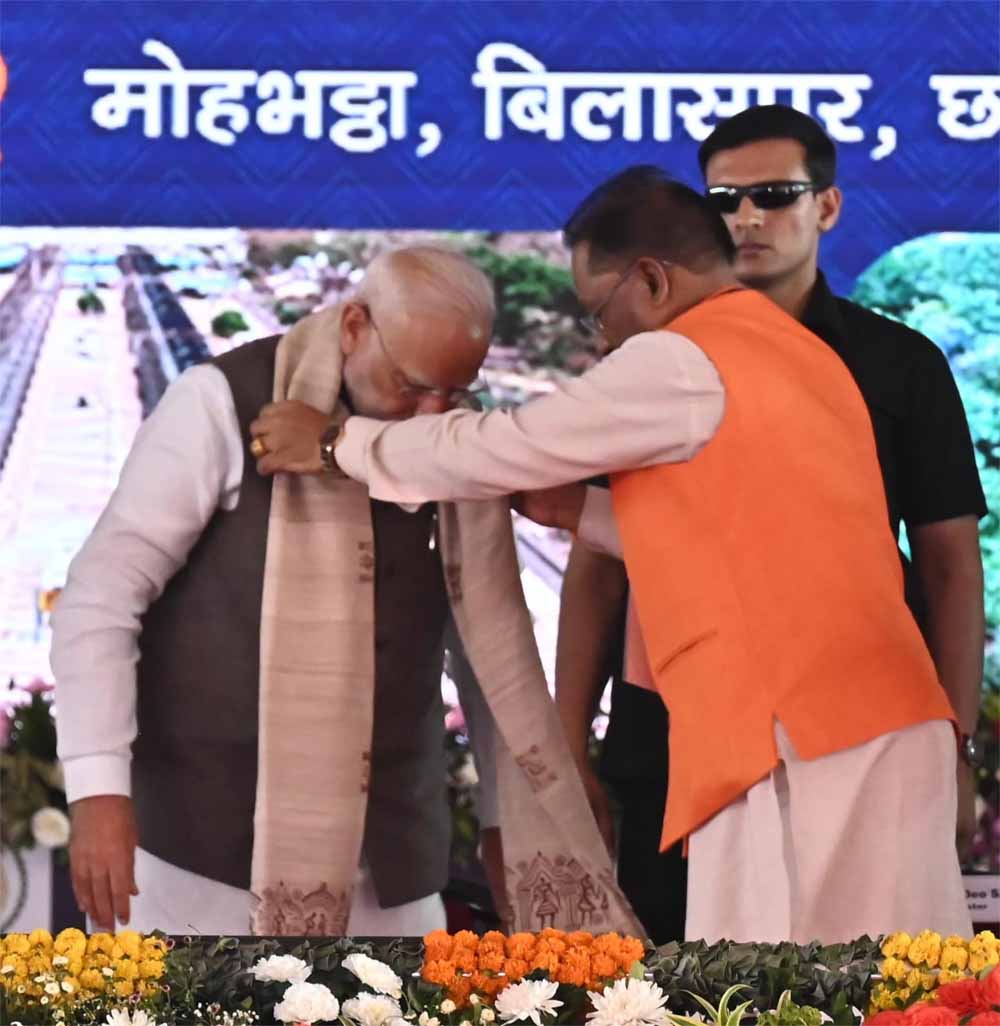 छत्तीसगढ़ की बुनाई, संस्कृति और जीवंत परंपराओं का प्रतीक, प्रधानमंत्री मोदी को भेंट किया गया कोसा सिल्क से बना हस्तनिर्मित शॉल छत्तीसगढ़ की बुनाई, संस्कृति और जीवंत परंपराओं का प्रतीक, प्रधानमंत्री मोदी को भेंट किया गया कोसा सिल्क से बना हस्तनिर्मित शॉल