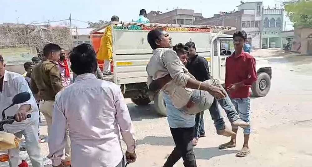 स्टेट हाईवे-74 पर होली की खरीदारी कर घर लौट रहे यात्रियों से भरी ऑटो पलटी, छह लोग घायल स्टेट हाईवे-74 पर होली की खरीदारी कर घर लौट रहे यात्रियों से भरी ऑटो पलटी, छह लोग घायल