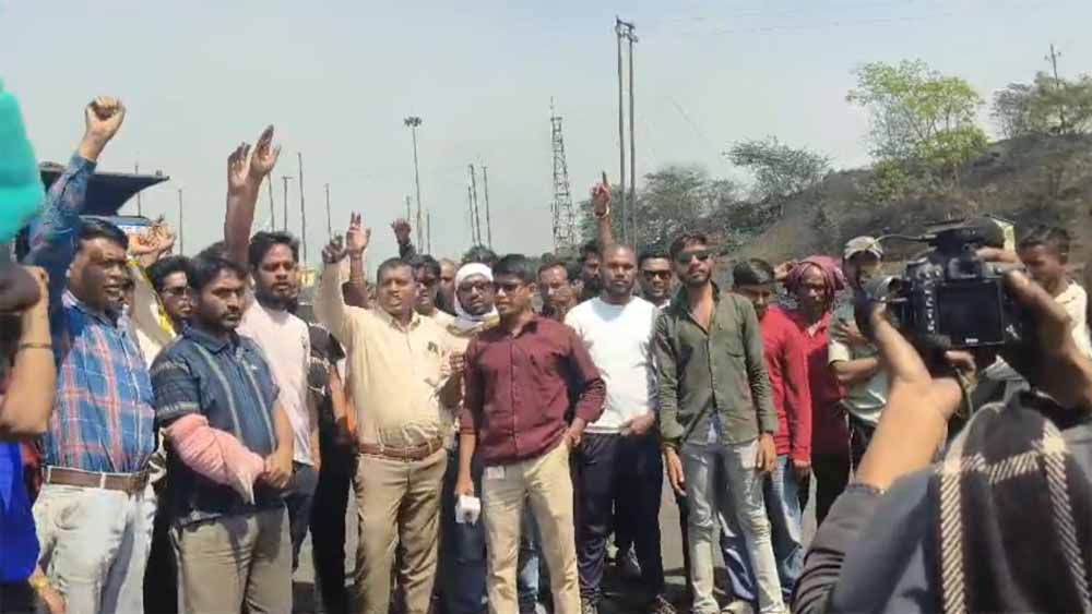 कुसमुंडा खदान में 25 फीट की ऊंचाई से गिरकर मजदूर की मौत, परिजनों ने मजदूरों के साथ किया प्रदर्शन कुसमुंडा खदान में 25 फीट की ऊंचाई से गिरकर मजदूर की मौत, परिजनों ने मजदूरों के साथ किया प्रदर्शन