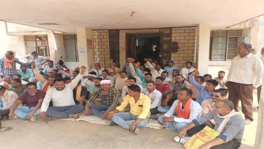 महासमुंद जिले में बिजली कटौती, ग्रामीणों ने किया कार्यपालन अभियंता कार्यालय का घेराव महासमुंद जिले में बिजली कटौती, ग्रामीणों ने किया कार्यपालन अभियंता कार्यालय का घेराव