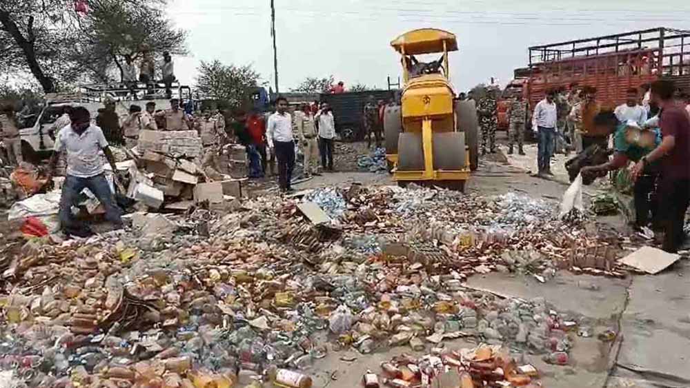 राजनांदगांव में करीब दो करोड़ की अवैध शराब पर चला बुलडोजर राजनांदगांव में करीब दो करोड़ की अवैध शराब पर चला बुलडोजर