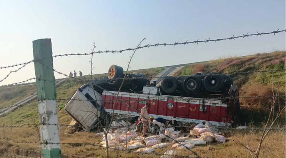 पूर्वांचल एक्सप्रेस-वे पर पलटा शराब का ट्रक पूर्वांचल एक्सप्रेस-वे पर पलटा शराब का ट्रक